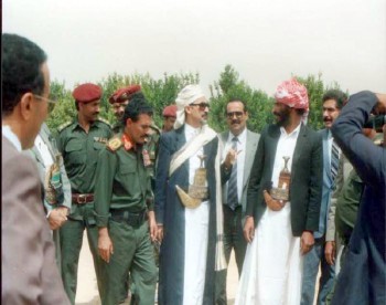 الرئيس علي عبد الله صالح في زيارة لصعدة بتاريخ 1989م ويرى في الصورة الشيخ عبد الله والشيخ حسين الصربي والدكتور أحمد الأصبحي