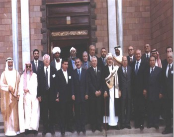 روؤساء البرلمانات العربية في صنعاء سنة 2001 مع الرئيس علي عبد الله صالح أثناء انعقاد الدورة (38) الطارئة لمجلس الاتحاد البرلماني العربي