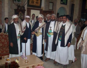 صورة تجمع الشيخ عبد الله بالمناضل حسين المقدمي وبعض الشخصيات الاجتماعية والقبلية أيام عيد الفطر المبارك 1425هـ