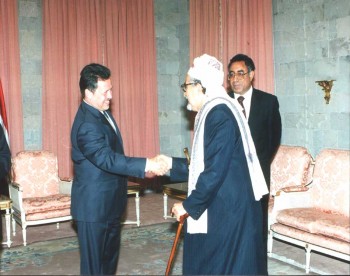 ملك الأردن عبد الله الثاني مستقبلاً الشيخ عبد الله بن حسين الأحمر في القصر الجمهوري أثناء زيارته لليمن 2002م