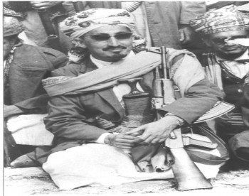 استراحة المحارب الشيخ عبد الله ومعه رجال القبائل التي كان يقودها في معارك الدفاع عن الثورة والجمهورية أواخر الستينات