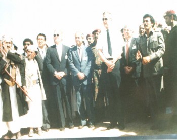 حفل تدشين مصفاة النفط بمحافظة مأرب عام 1986م ويظهر الشيخ عبد الله بن حسين الأحمر إلى يسار الصورة ونائب الرئيس الأمريكي آنذاك جورج بوش والرئيس علي عبد الله صالح