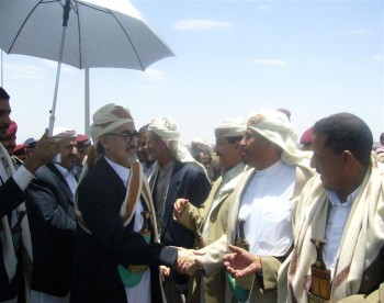 استقبال الشيخ عبد الله بن حسين الأحمر في مطار صنعا