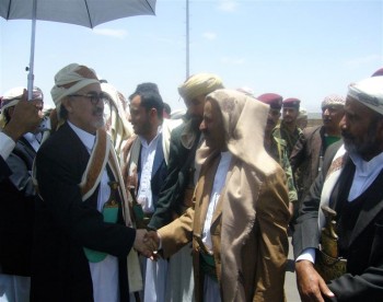 استقبال الشيخ عبد الله بن حسين الأحمر في مطار صنعا