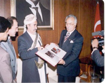 الشيخ عبد الله مع نائب رئيس حزب الرفاه الإسلامي أثناء زيارته البرلمانية لتركيا أكتوبر 1994م