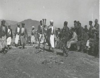 الشيخ عبد الله في إحدى جولاته الميدانية في المعسكرات أثناء معارك الدفاع عن الثورة والجمهورية 1967م .
