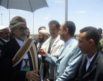 استقبال الشيخ عبد الله بن حسين الأحمر في مطار صنعا