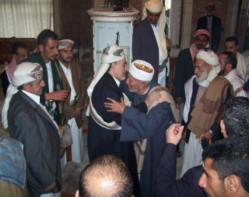 أيام العيد الشيخ عبد الله يستقبل المهنئون