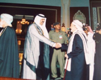 الشيخ عبد الله بن حسين الأحمر مع الشيخ حمد بن خليفة آل ثاني أمير دولة قطر أثناء حفل زفاف ولي عهد قطر في الدوحة 8/1/2005م
