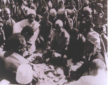 الشيخ عبد الله بن حسين الأحمر والأستاذ النعمان والقاضي عبد الرحمن الإرياني في مؤتمر السلام بخمر مايو 1965م