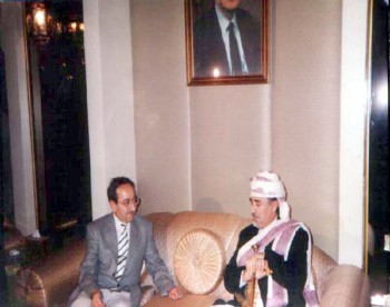 الشيخ عبد الله مستقبلاً الفنان السوري دريد لحام في مقر إقامته في دمشق اثناء زيارته البرلمانية لسوريا سبتمبر 1997م