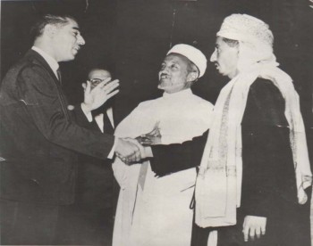 الشيخ عبد الله بن حسين الأحمر في القاهرة 1964م بجوار الشهيد محمد محمود الزبيري رحمه الله يصافح الأستاذ عبد الرحمن البزار رئيس وزراء العراق
