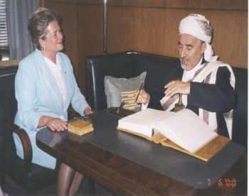 الشيخ عبد الله وبجانبه رئيسة البرلمان الفنلندي أثناء زيارته البرلمانية لفنلندا يونيو 2000م