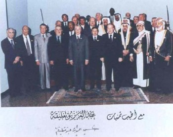 صورة تذكارية للمشاركين في المؤتمر البرلماني العربي التاسع في الجزائر 2000م يتوسط الضيوف الرئيس الجزائري عبد العزيز بوتفليقة