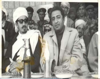 الشيخ عبد الله بن حسين  الأحمر  مع الرئيس إبراهيم الحمدي 1975م يرعى إحدى الاحتفالات