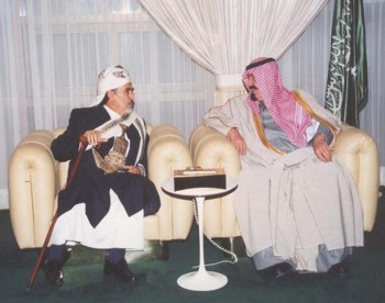 الأمير عبد الله بن عبد العزيز مستقبلاً الشيخ عبد الله بن حسين الأحمر في الرياض نوفمبر 2000م
