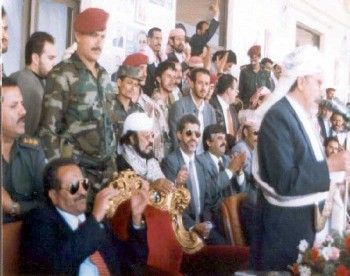 الشيخ عبد الله يلقي كلمة في مهرجان محافظة صنعاء لمرشح الرئاسة علي عبد الله صالح سبتمبر 1999م