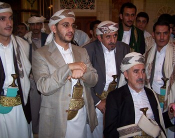 الشيخ عبد الله وأبنائه في استقبال جموع المهنئين بالعيد السعيد