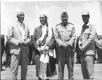 الشيخ عبد الله مع الأستاذ النعمان والعميد محمد الإرياني 1972م