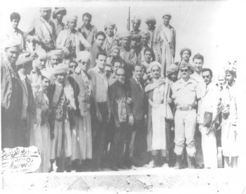 الشيخ عبد الله بن حسين الأحمر في صورة تذكارية من ساحة معارك الدفاع عن الثورة والجمهورية 1967م