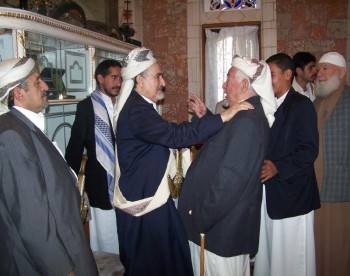 أيام العيد : الشيخ عبد الله مستقبلاً الشيخ راجح أبو لحوم