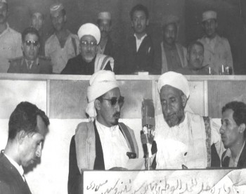 الشيخ عبد الله يؤدي اليمين الدستورية رئيساً للمجلس الوطني 1969م ويرى في الصورة القاضي الإرياني والفريق حسن العمري في المنصة الرئيسية وإلى جانب الشيخ عبد الله القاضي عبد القادر بن عبد الله