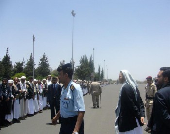 استقبال الشيخ عبد الله بن حسين الأحمر في مطار صنعا