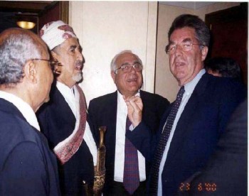 الشيخ عبد الله مع رئيس مجلس النواب النمساوي هانز فيشر أثناء زيارته البرلمانية للنمسا في يونيو 2000م