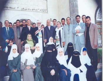 الشيخ عبد الله مستقبلاً ذوي الاحتياجات الخاصة في منزله بمناسبة الحملة الوطنية لتعليم ذوي الاحتياجات الخاصة نوفمبر 2005م