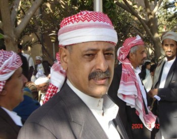 الأستاذ عبد الله المقطري عضو مجلس النواب مستقبلاً الشخ عبد الله 11/11/2004م