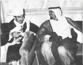 الشيخ عبد الله سنة 1975م وبجانبه أحمد خليفه السويدي وزير خارجية الإمارات العربية المتحدة