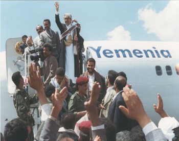 لحظة الوصول إلى مطار صنعاء الدولي في مارس 1998م بعد رحلة العلاج الشهيرة إلى أمريكا ويرى خلفه العميد مجاهد وأمامه نجله حميد .