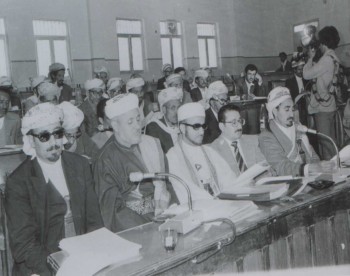 الشيخ عبد الله بن حسين الأحمر إلى يمين الصورة عضواً في المجلس الإستشاري في الثمانينات ويرى إلى جانبه محمد الخادم الوجيه والقاضي أبو الرجال والقاضي محمد الحجي