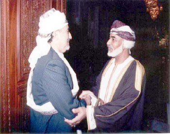 الشيخ عبد الله مع السلطان قابوس أثناء زيارته البرلمانية إلى مسقط فبراير 1997م