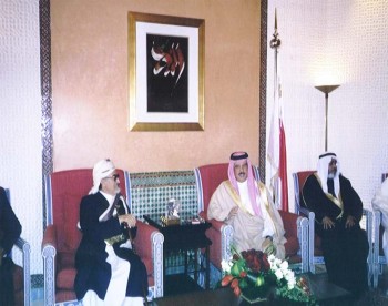 جلالة الملك حمد بن عيسى آل خليفة مستقبلاً الشيخ عبد الله بن حسين الأحمر في المنامة – ديسمبر 2003م