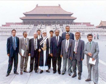 الشيخ عبد الله في بكين مع الوفد البرلماني المرافق وسفير بلادنا في الصين أثناء الزيارة البرلمانية للصين يوليو 1999م