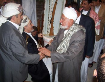 أيام العيد : الشيخ عبد الله مستقبلاً الأستاذ مشرف المحرابي وكيل وزارة الأوقاف