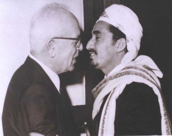 الشيخ عبد الله بن حسين الأحمر مع الرئيس اللبناني سليمان فرنجيه في أوائل السبعينات في بيروت