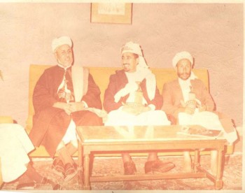 الشيخ عبد الله بن حسين الأحمر وإلى يمينه القاضي محمد بن اسماعيل الحجي وإلى يساره فضيلة الشيخ نعمان بن قائد بن راجح 1970م