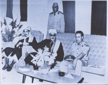 الشيخ عبد الله أثناء زيارة الرئيس الإرياني لليبيا عام 1969م وفي الصورة العقيد معمر القذافي مستقبلاً للوفد
