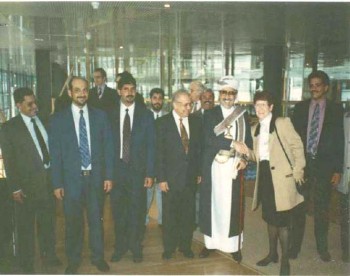الشيخ عبد الله مع رئيسة البرلمان الألماني السيدة ريتاسوسوموث أثناء زيارته البرلمانية لألمانيا في مارس 1995م