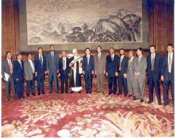 الشيخ عبد الله مع رئيس مجلس نواب الشعب الصيني لي بنغ اثناء زيارته البرلمانية للصين يونيو 1999م