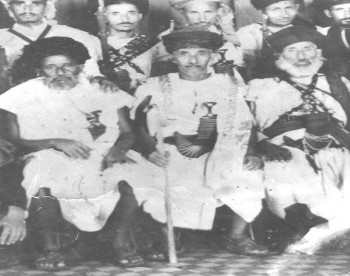 الصورة الوحيدة والفريدة للمناضل الشهيد الشيخ حسين بن ناصر الأحمر والد الشيخ عبد الله 1954م في الوسط وقد أعدمه الإمام عام 1959م مع ابنه حميد ويرى عن يمينه الشيخ أحمد محمد أبو حلفه وعن يساره الشيخ عبد الله حمود صليح وفي الخلف إلى اليسار صورة الشيخ عبد الله 