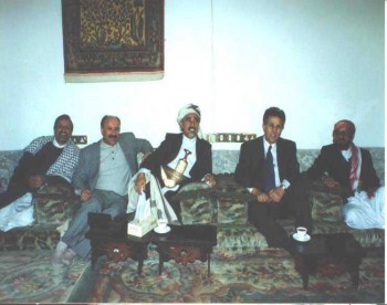الشيخ عبد الله بن حسين الأحمر مع الرئيس الجزائري أحمد بن بله أثناء زياته لليمن 1996م ويرى في الصورة الأستاذ ياسين عبد العزيز والسفير الجزائري والدكتور محمد عبد الملك المتوكل