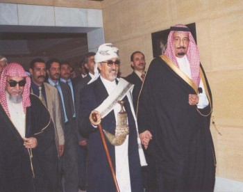 الأمير سلمان بن عبد العزيز  مستقبلا الشيخ عبد الله في دار الإمارة بالرياض أثناء زيارته البرلمانية للمملكة في نوفمبر 2000 ويرى في الصورة رئيس مجلس الشورى السعودي السابق محمد بن إبراهيم بن جبير .