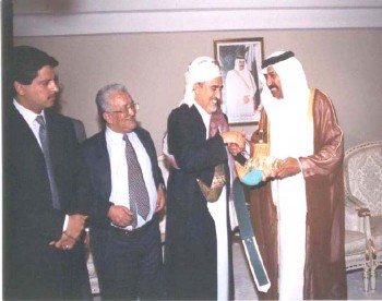الشيخ عبد الله مع الشيخ محمد الخليفي رئيس مجلس الشورى القطري أثناء زيارته البرلمانية للدوحة في أكتوبر 2000م ويرى في الصورة سفير بلادنا في قطر آنذاك الأستاذ عبد السلام العنسي