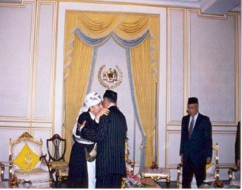 ملك ماليزيا يلتقي الشيخ عبد الله أثناء زيارته البرلمانية لماليزيا يونيو 1999م ويرى في الصورة رئيس مجلس النواب الماليزي ثون محمد زاهر
