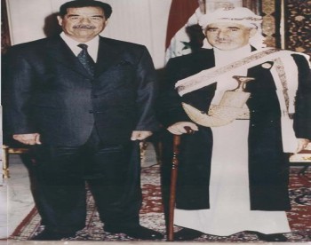 الرئيس العراقي السابق صدام حسين مستقبلاً  الشيخ عبد الله بن حسين الأحمر في اجتماع الدورة الطارئة للبرلمانات العربية في بغداد سبتمبر 2002م