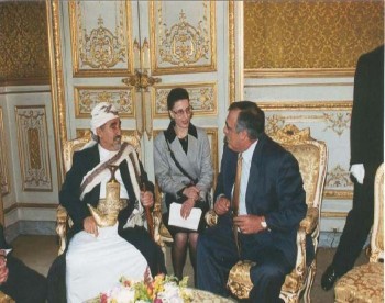 الشيخ عبد الله مع رئيس الجمعية الوطنية الفرنسية أثناء زيارة الشيخ لفرنسا في سبتمبر 1996م.