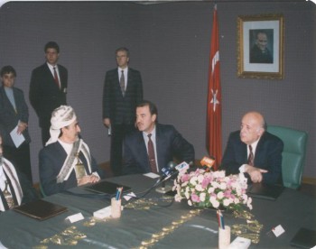 الرئيس التركي سليمان ديميريل يستقبل الشيخ عبد الله أثناء الزيارة ا لبرلمانية لتركيا في أكتوبر 1994م وبينهما المترجم